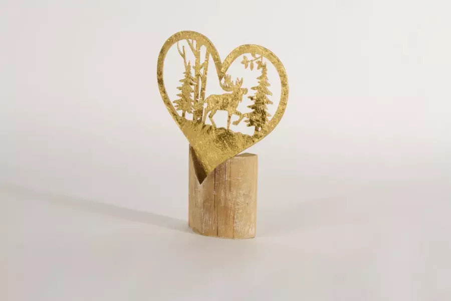 Preview: Besinnlicher Winterwald aus goldenem Metall auf Holzständer – stilvolle Weihnachtsdekoration für Zuhause