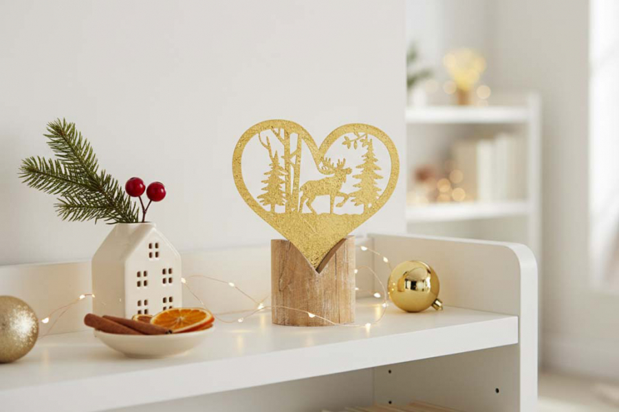 Preview: Winterwald aus goldenem Metall mit Hirschmotiv auf stabilem Holzständer – festliche Weihnachtsdekoration