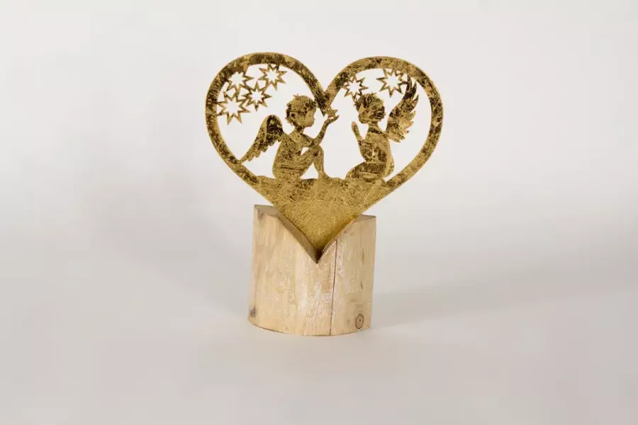 Preview: Engel aus Metall in Herzform auf Holzständer – elegante Weihnachtsdekoration