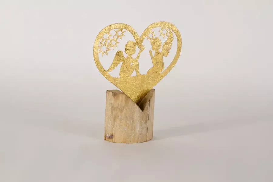 Preview: Goldene Engel-Silhouette im Metallherz auf stabilem Holzständer – stilvolle Deko für Weihnachten