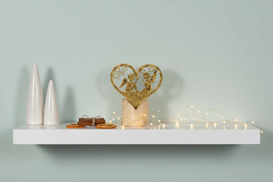 Goldene Engel-Silhouette im Metallherz auf stabilem Holzständer – stilvolle Deko für Weihnachten