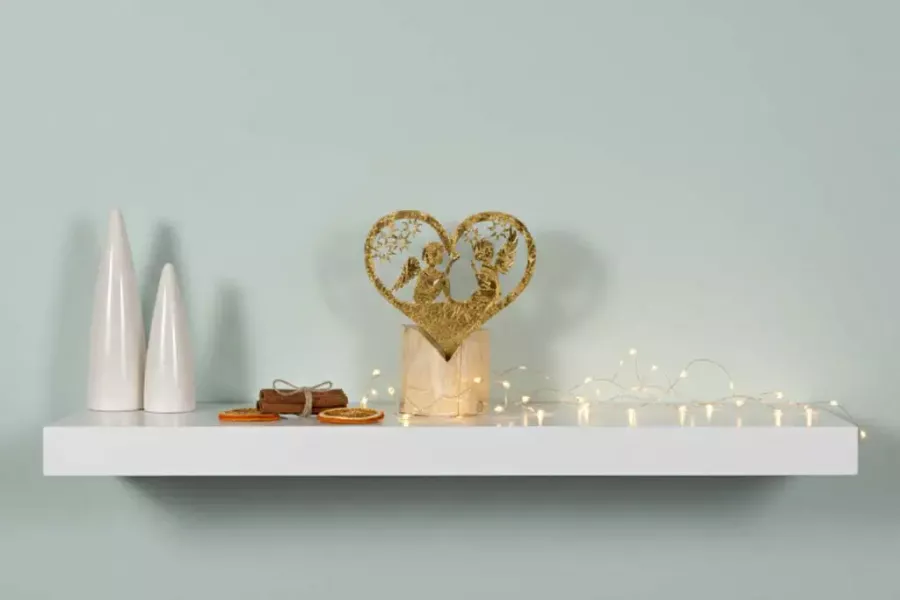 Goldene Engel-Silhouette im Metallherz auf stabilem Holzständer – stilvolle Deko für Weihnachten