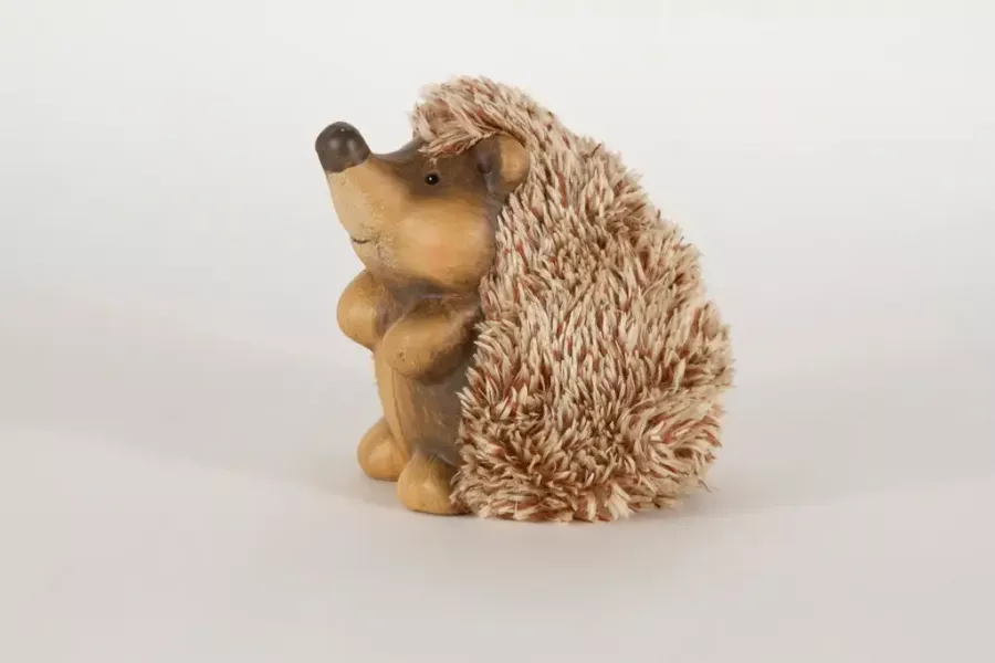 Preview: Igel aus Ton und Kunstfell stehend – warme, verspielte Herbstdeko; gleich kaufen