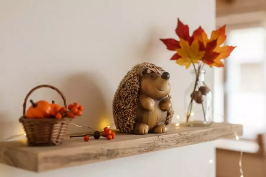 Herbstlicher Ton-Igel mit flauschigem Kunstfell (11×20×12 cm) – gemütliche Deko; jetzt online sichern