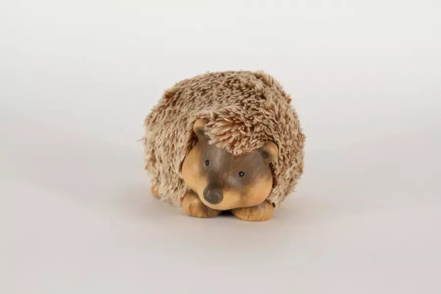 Preview: Liegender Igel aus Ton mit Kunstfell – herbstliche Deco fürs Regal oder Fensterbank; gleich entdecken