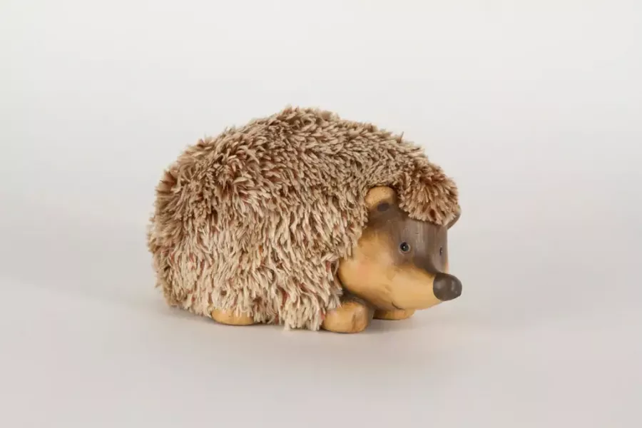 Preview: Herbstlicher liegender Ton-Igel mit flauschigem Kunstfell (11×20×12 cm) – gemütliche Deko; jetzt online sichern