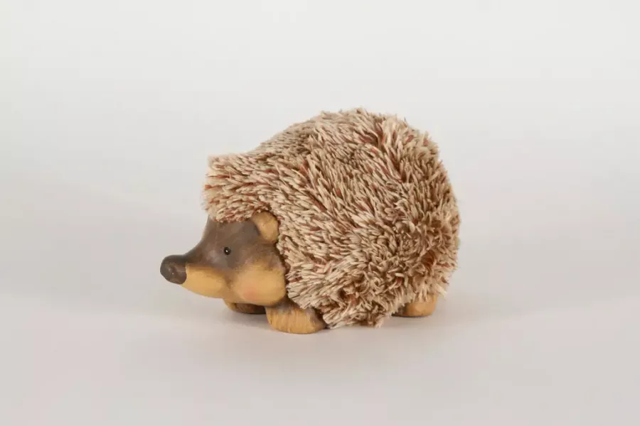 Preview: Igel aus Ton und Kunstfell liegend – kuschelige, verspielte Herbstdeko; gleich kaufen