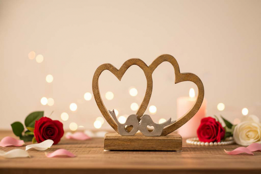 Preview: Doppelherz aus Holz mit Metall Vogel – romantische Dekofigur für Zuhause