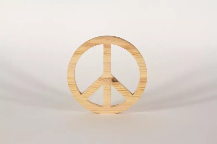 Preview: Peace-Zeichen aus unbehandeltem Kiefernholz – Zeitlose Tischdeko