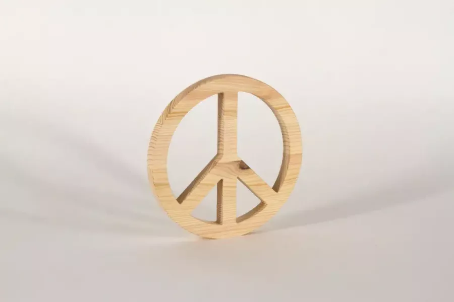 Preview: Rustikales Peace-Zeichen aus Holz – Friedenssymbol für dein Zuhause