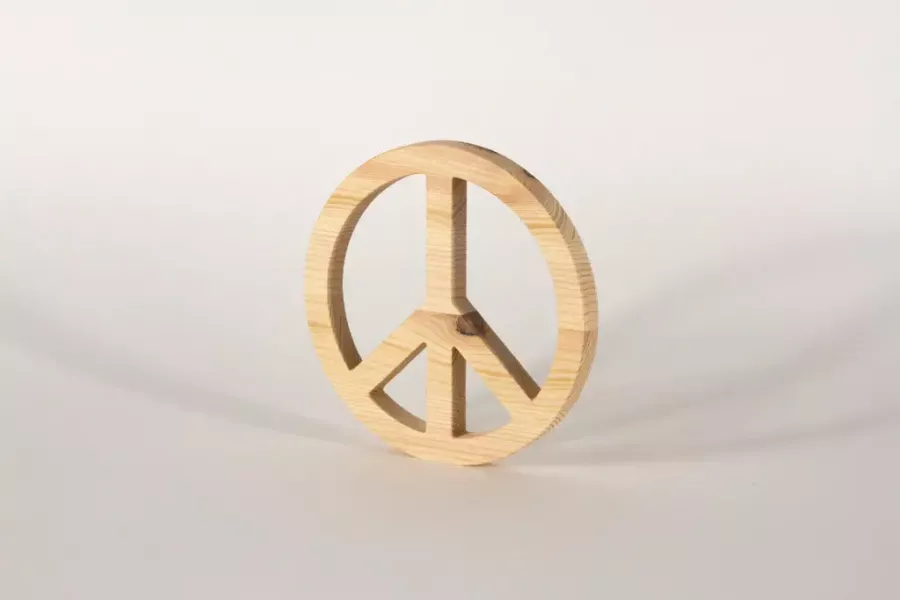 Preview: Dekoratives Peace-Zeichen aus Kiefernholz – Harmonische Wohnaccessoires