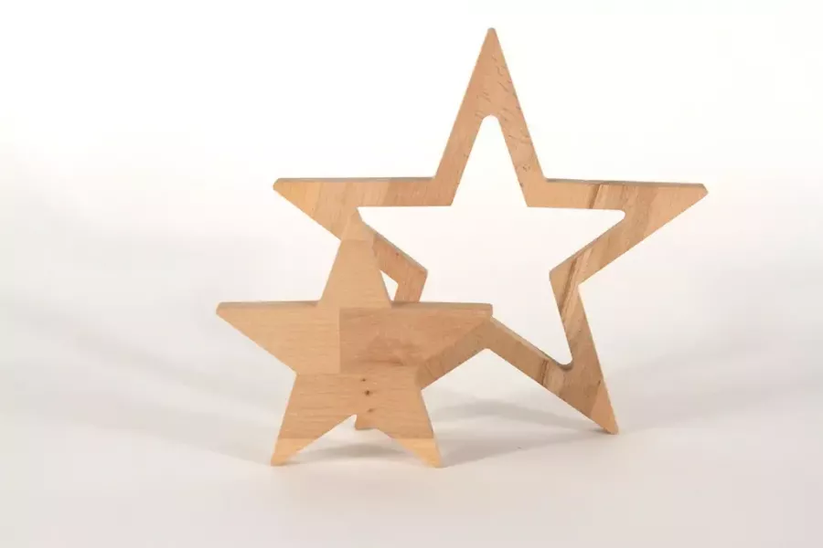 Preview: Zwei Holzsterne aus Buche – stilvolle Tischdekoration für Weihnachten