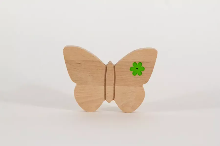 Preview: Schmetterling aus Buchenholz in Grün mit Blumen-Gravur – stilvolle Frühlingsdeko für Ihr Zuhause.