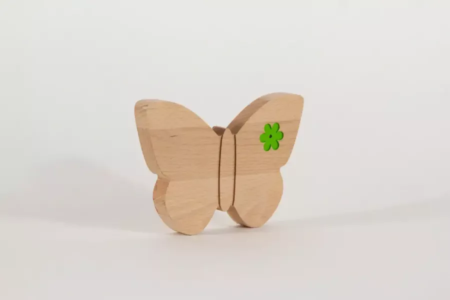 Preview: Holzschmetterling in Weiß mit filigraner Blumen-Gravur – ideale Tischdeko für Frühling & Ostern.