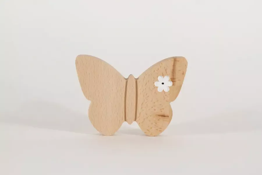 Schmetterling aus Buchenholz in Grün mit Blumen-Gravur – stilvolle Frühlingsdeko für Ihr Zuhause.