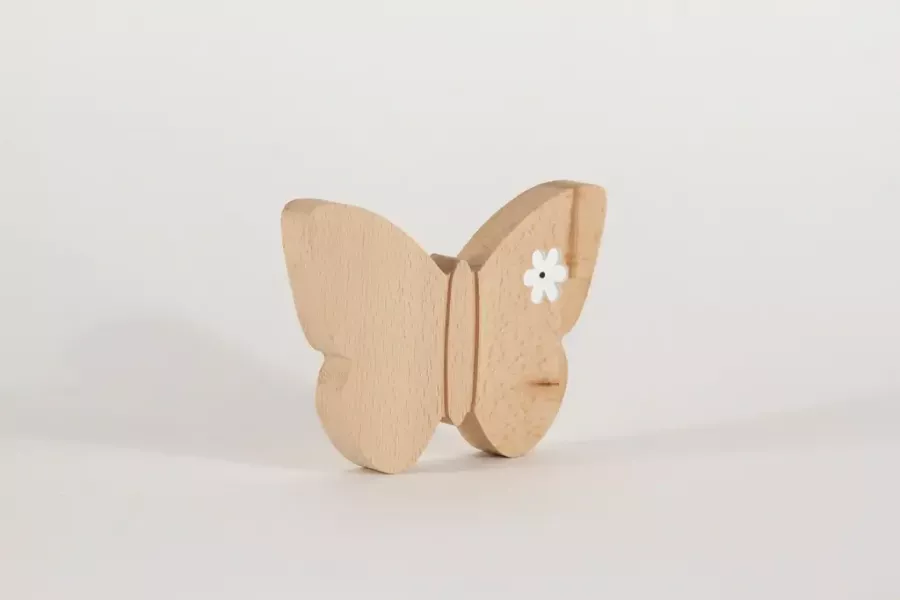 Holzschmetterling in Weiß mit filigraner Blumen-Gravur – ideale Tischdeko für Frühling & Ostern.