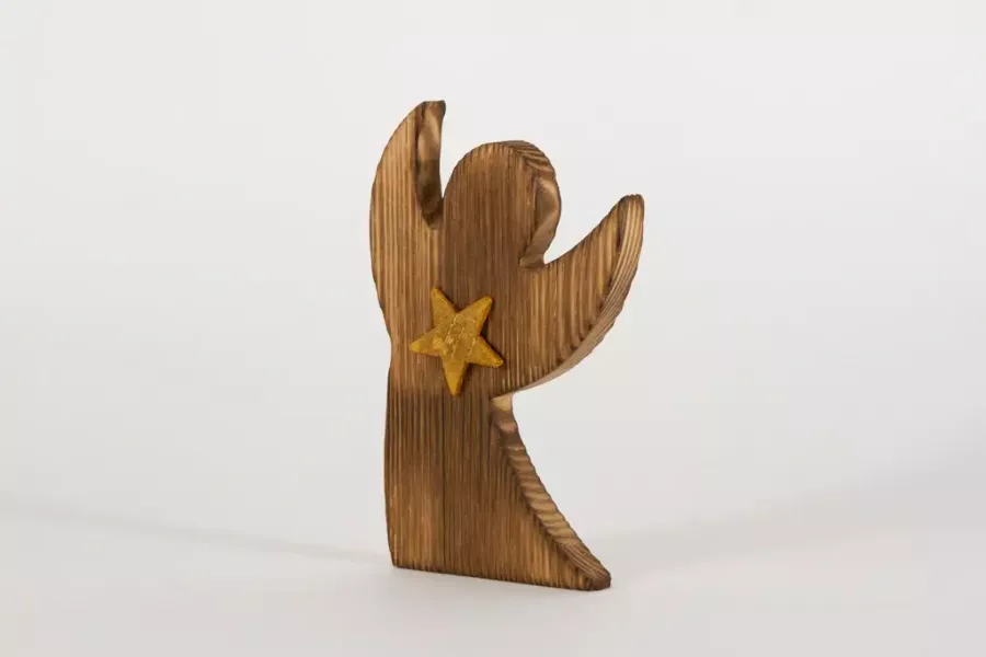 Preview: Unser handgefertigter Engel aus Holz verleiht jedem Raum eine warme und natürliche Atmosphäre. Ideal als Geschenk oder Dekoration für jeden Anlass. Bestelle jetzt deinen Holzengel bequem online bei deko-kiste.com und bringe Harmonie in dein Zuhause!
