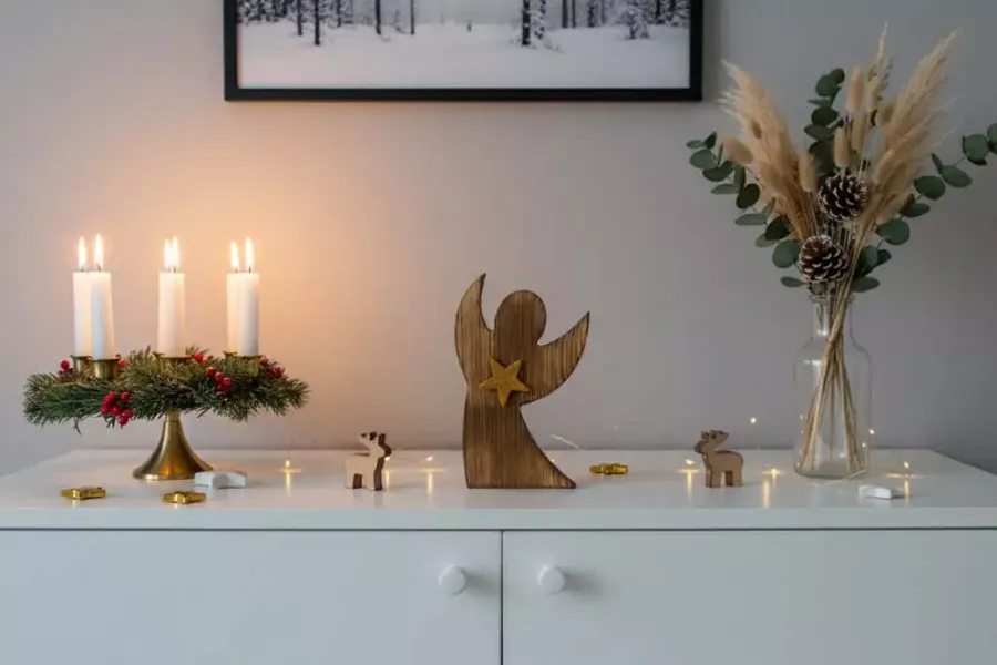 Handgefertigter Engel aus Holz als Dekofigur