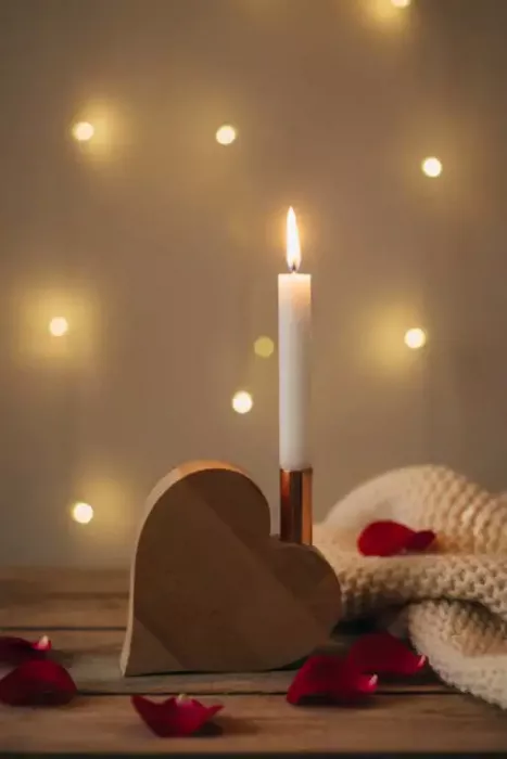 Herz aus Holz mit Kerzenhalter – romantische Tischdeko mit Kerzenlicht