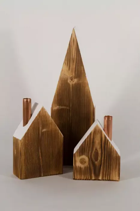 Preview: Haus aus Holz 3er Set – Geflammtes Fichtenholz mit Kupfer-Kerzenhalter