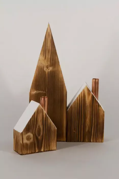 Preview: Dekorative Holzhaus-Kerzenhalter im 3er Set – Flammholz mit Kupfer-Details