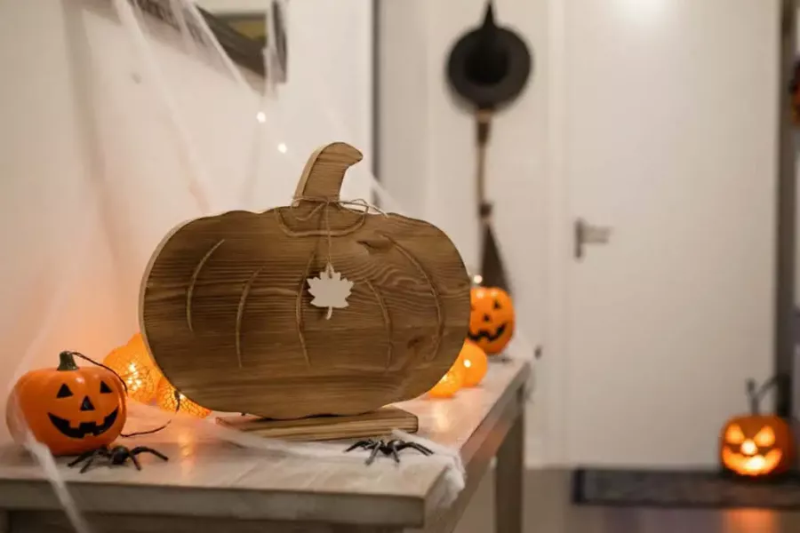 Halloween Kürbis aus Holz – rustikale Herbst- und Tischdeko; gleich entdecken