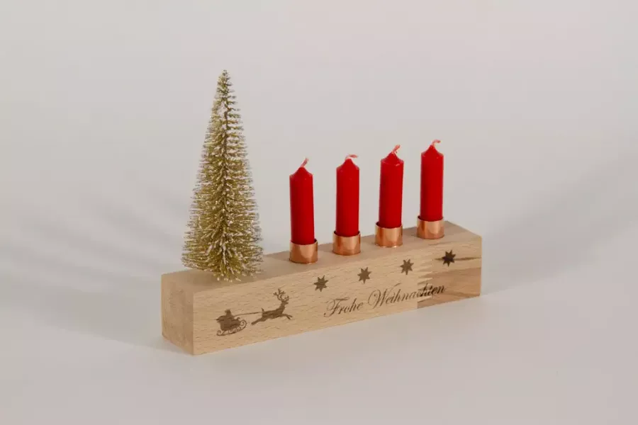 Preview: Hochwertiger Advents-Kerzenständer aus Holz Buche auf festlich gedecktem Tisch