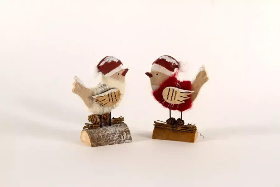 Preview: Weihnachtsvogel auf Baumstamm in rot – charmante Dekofigur aus Holz