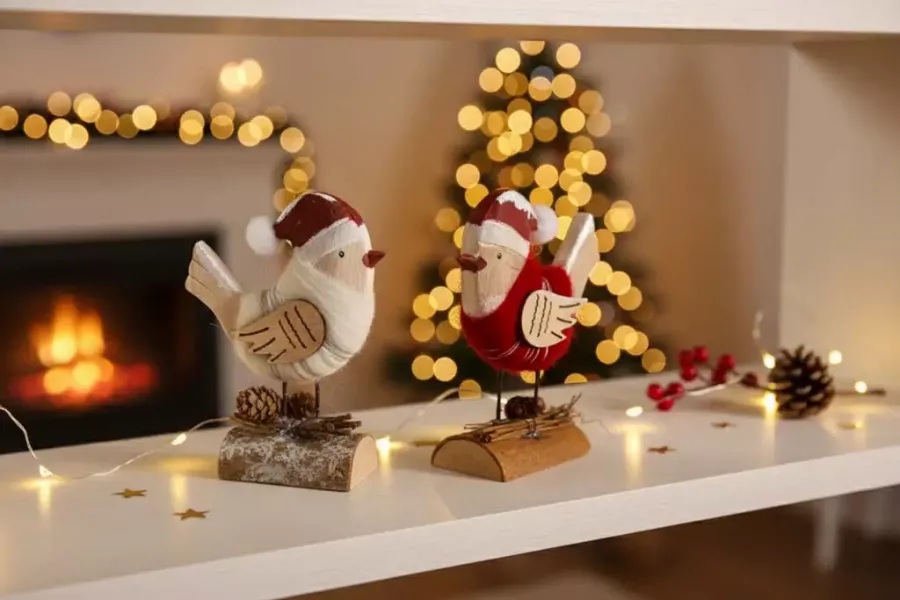 Weihnachtsvogel auf Baumstamm in rot – charmante Dekofigur aus Holz