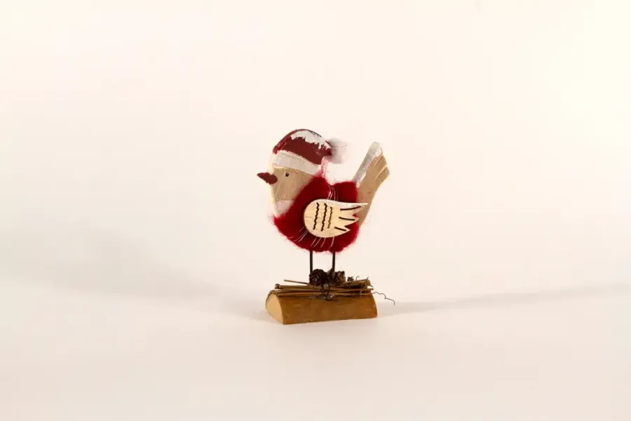 Holzfigur Weihnachtsvogel auf Baumstamm – ideale Deko für Fensterbank und Weihnachtsbaum