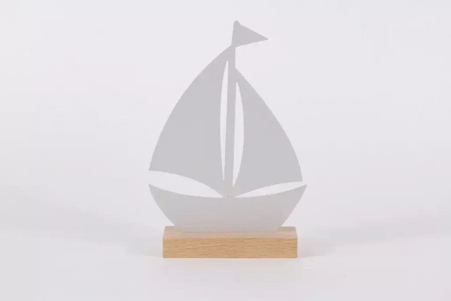 Preview: Segelboot Deko aus Metall auf Holz – maritimes Wohnaccessoire für Zuhause und Büro