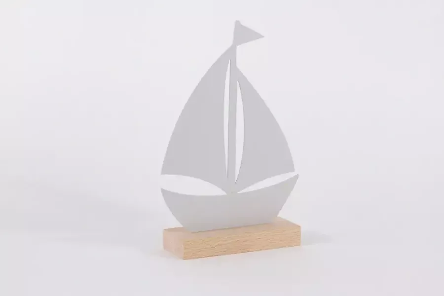 Preview: Segelboot Deko aus Metall auf Holz – maritimes Wohnaccessoire für Zuhause und Büro
