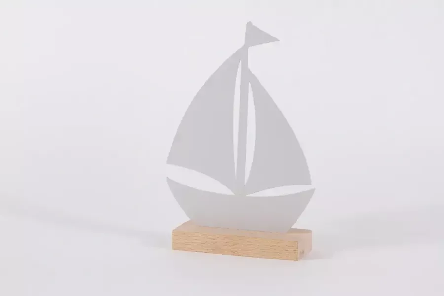 Preview: Segelboot Deko aus Metall auf Holz – maritimes Wohnaccessoire für Zuhause und Büro