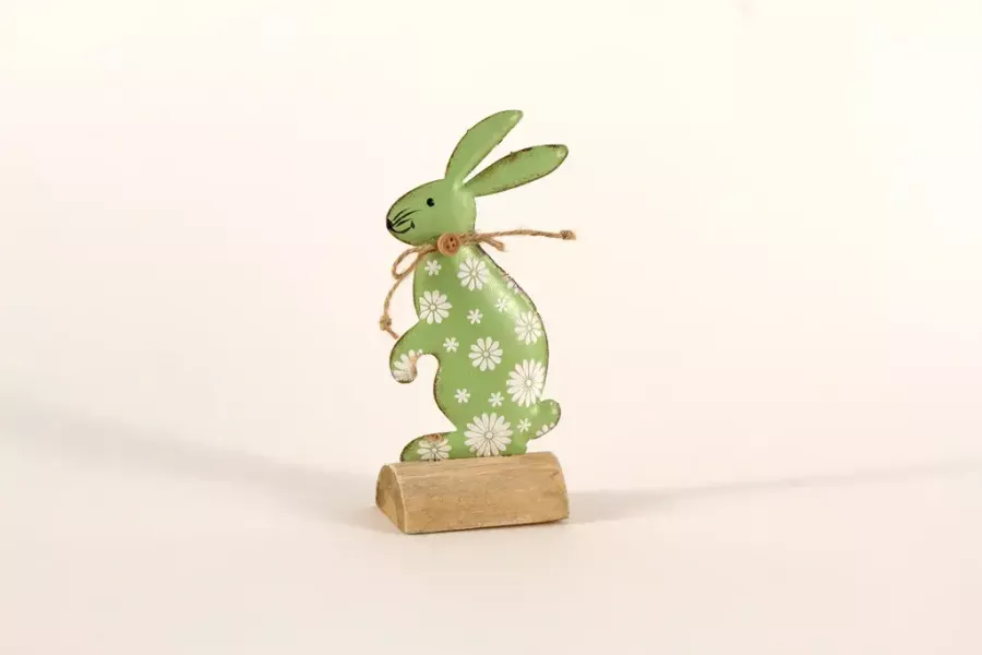 Preview: bunte Metallfigur Hase grün Frühlingsdeko auf Holzsockel bestellen