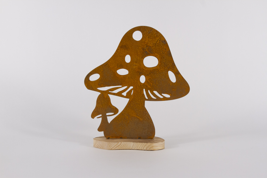 Pilz aus Metall mit Edelrost-Optik auf Holzsockel – Gartendeko