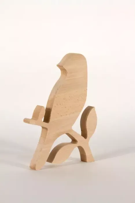 Preview: Dekorativer Vogel auf Ast mit zarten Blättern aus Buche – perfekte Tischdeko für Frühling & Sommer.