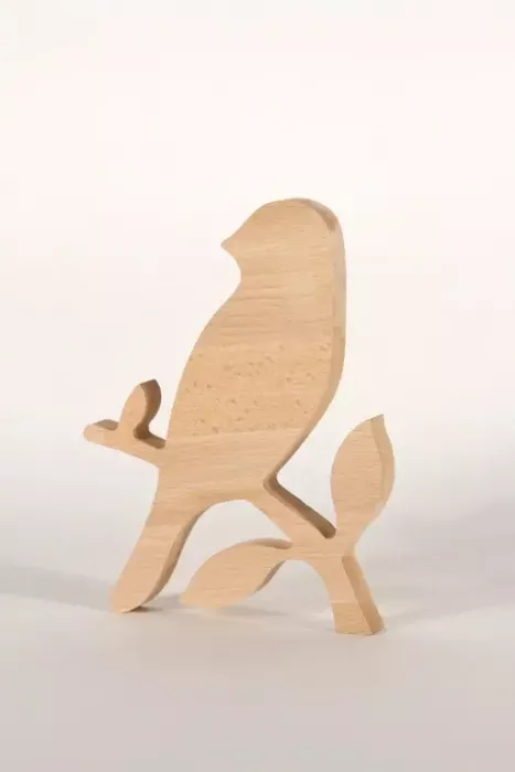 Preview: Natürliche Dekofigur: Vogel auf Ast mit Blättern aus Buche – ideale Geschenkidee für Frühlingsfreunde.