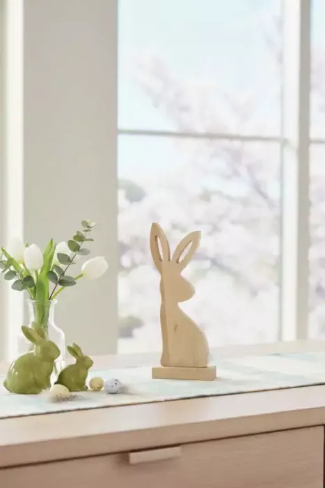 Hase aus Holz mit Bommel-Puschel Tischdeko Ostern