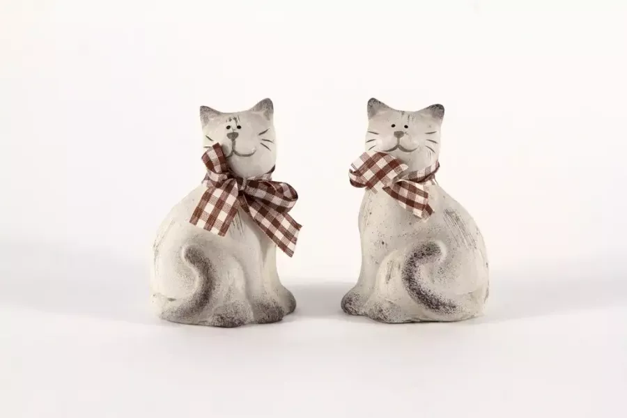 Preview: Zwei Katzenfiguren aus Ton in Grau und Braun – stilvolle Deko für Ihr Zuhause.