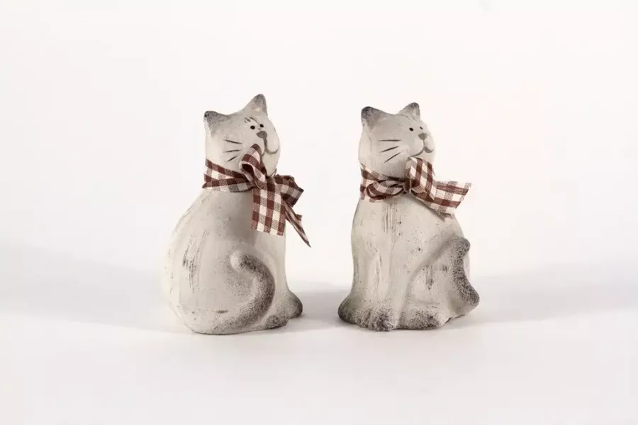 Preview: Charmantes Katzenpaar aus Ton – perfekte Tischdeko für Tierliebhaber.