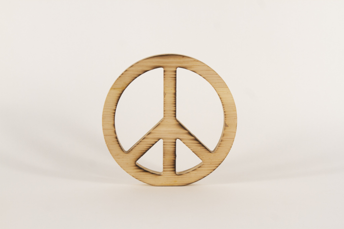 Peacezeichen aus Holz 19cm geflammt