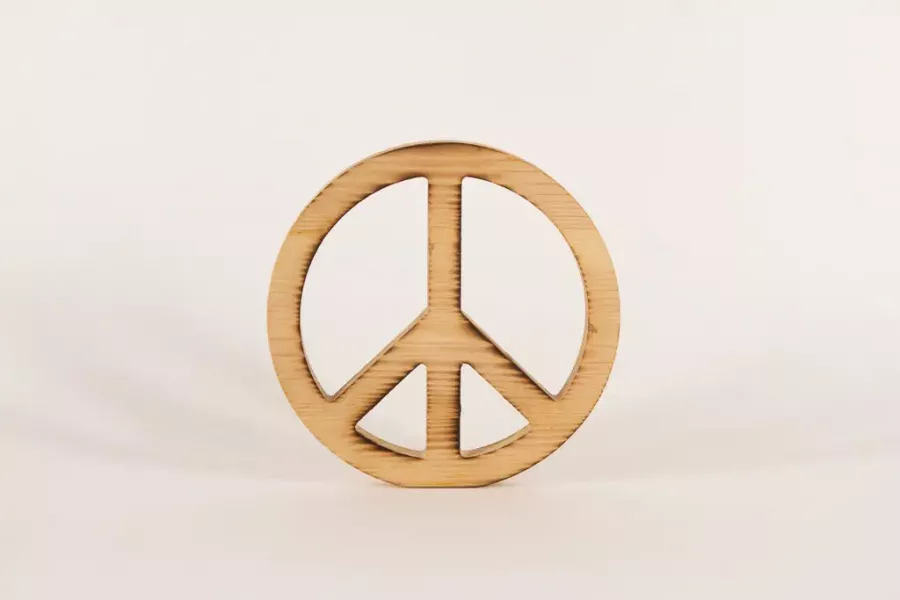 Preview: Geflammtes Peace-Zeichen aus unbehandeltem Kiefernholz – Zeitlose Tischdeko