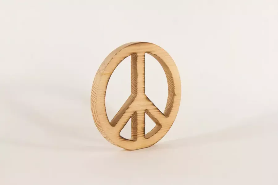 Preview: Rustikales Peace-Zeichen aus Holz mit geflammter Oberfläche – Friedenssymbol für dein Zuhause