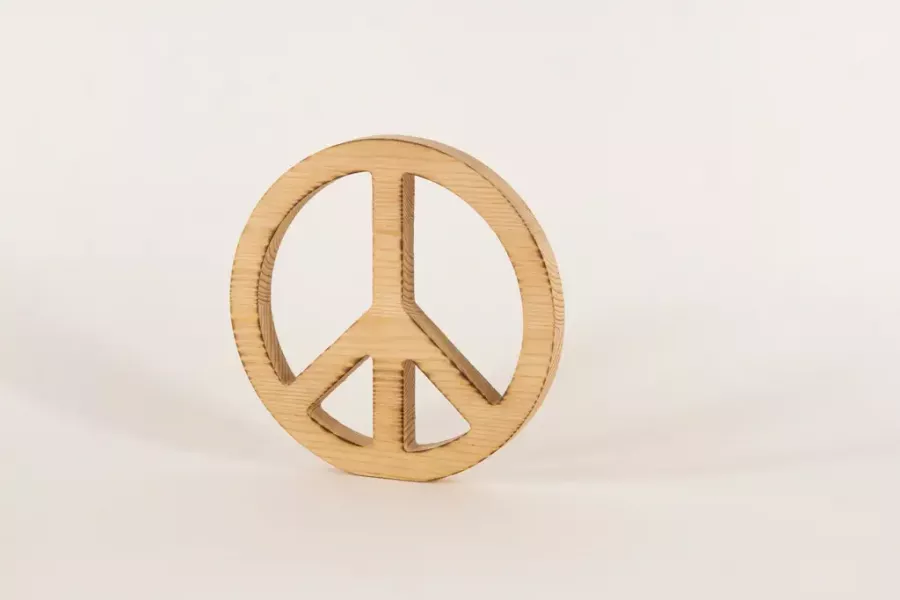 Preview: Dekoratives Peace-Zeichen aus Kiefernholz mit geflammter Struktur – Harmonische Wohnaccessoires