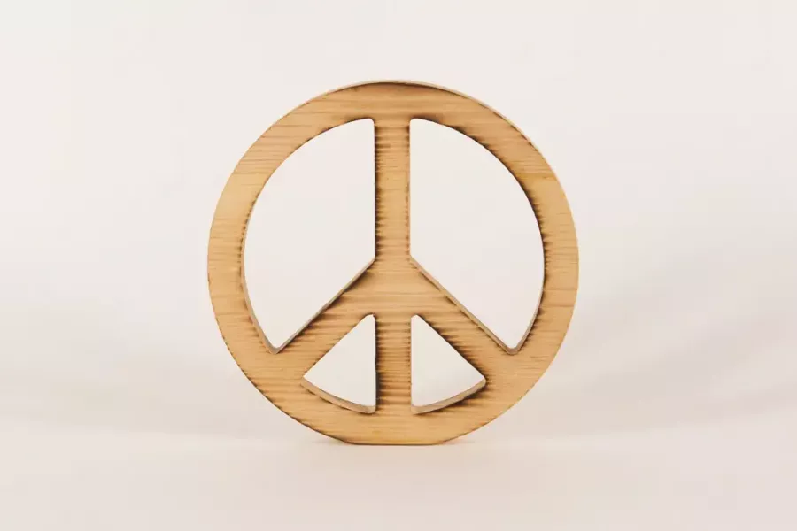 Preview: Geflammtes Peace-Zeichen aus unbehandeltem Kiefernholz – Zeitlose Tischdeko