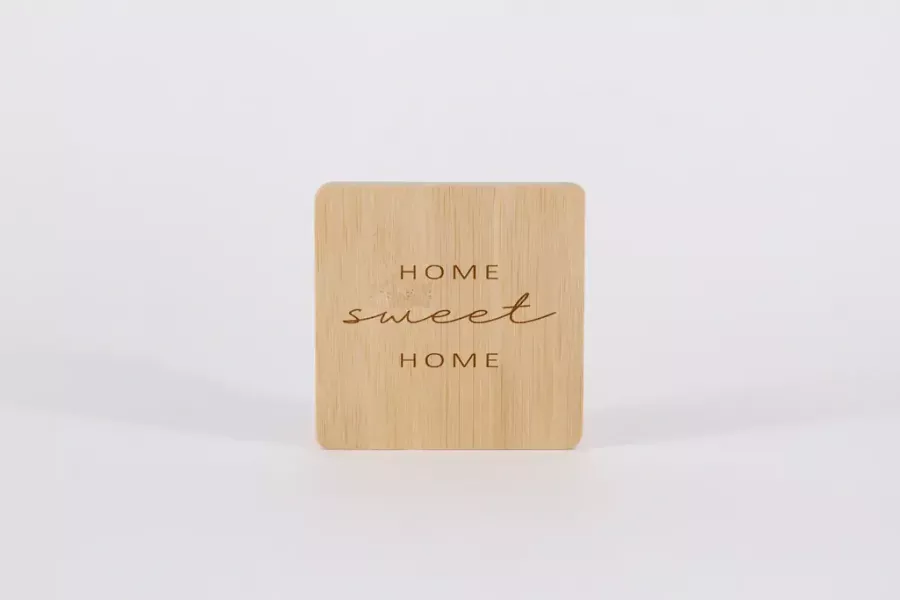 Holzuntersetzer mit Home Sweet Home Gravur – dekorativer Untersetzer jetzt kaufen