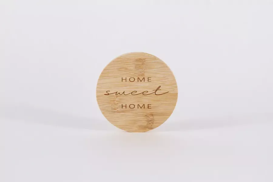 Preview: Holzuntersetzer mit Home Sweet Home Gravur – dekorativer Untersetzer jetzt kaufen