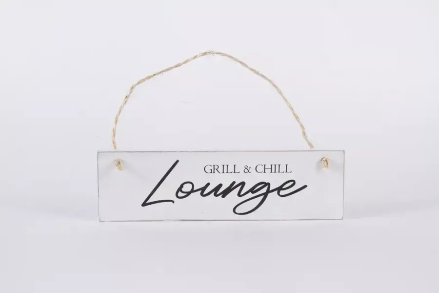Preview: Deko-Schild Grill & Chill Lounge aus Holz, braun mit weißer Schrift, aufgehängt an einer rustikalen Holzwand im Gartenbereich als gemütliche Grillplatz-Dekoration