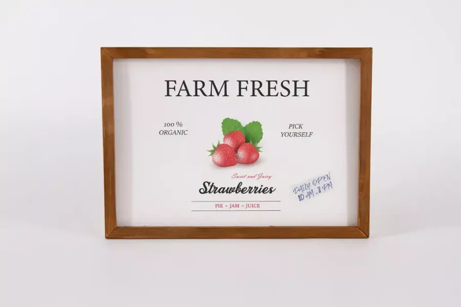 Preview: Wandbild aus Holz mit Farm Fresh Strawberries Motiv – Erdbeer Deko Landhausstil