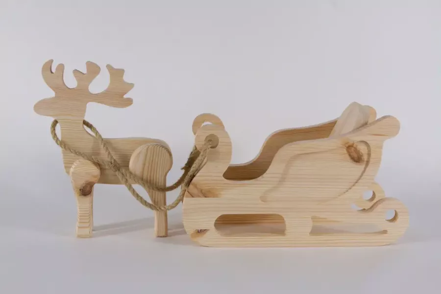 Preview: Schlitten aus unbehandeltem Kiefernholz mit Rentier – elegante Weihnachtsdekoration